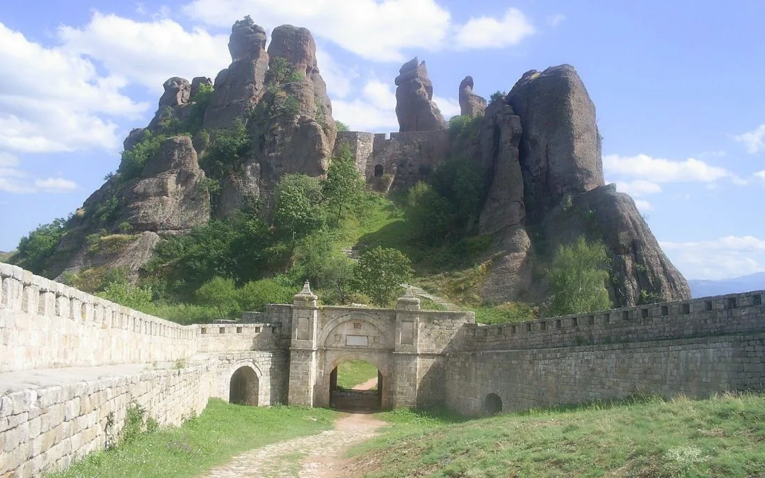 Каменните улички на Белоградчик се изкачват към скалите