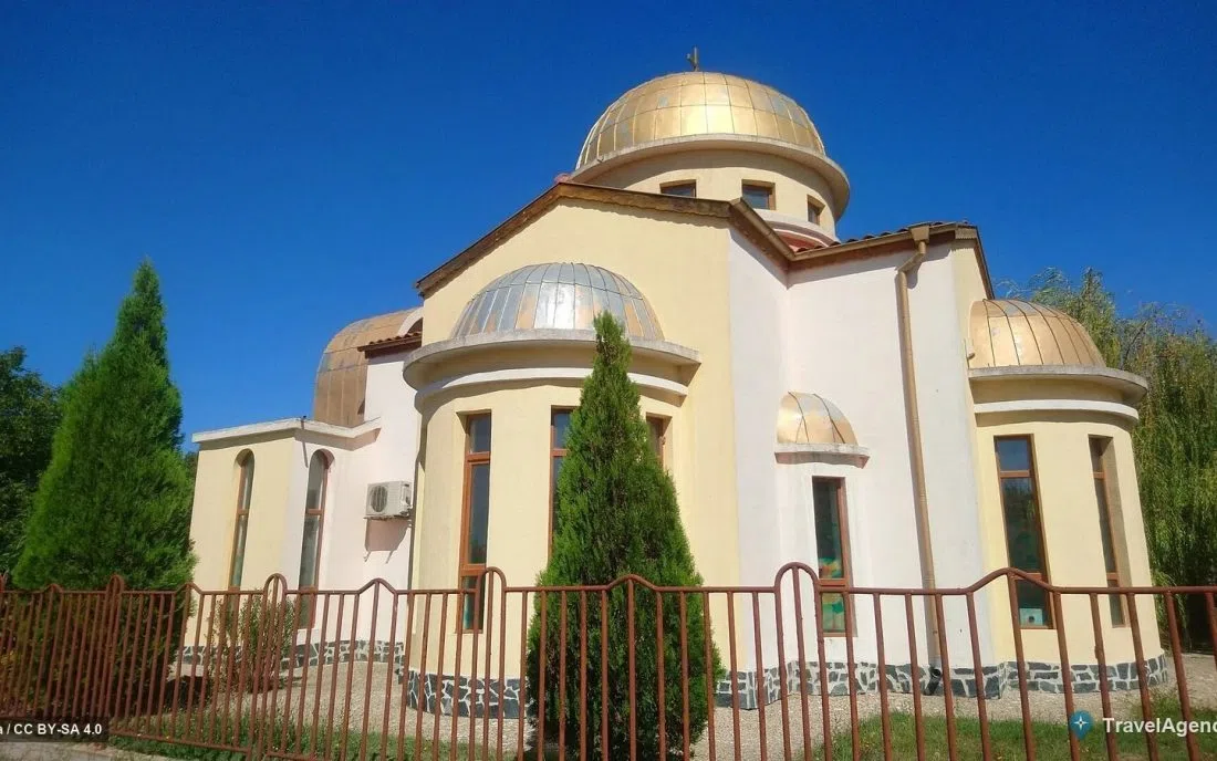 Модерна православна църква с позлатени кубета в Страшимирово