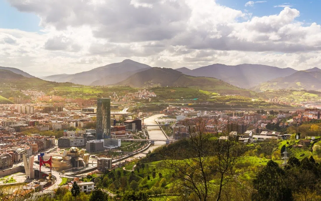 Панорама на Билбао в долината на река Нервион сред зелените хълмове
