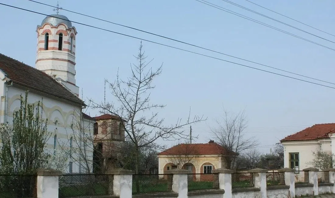 Бяла православна църква с шарена камбанария в Брусарци