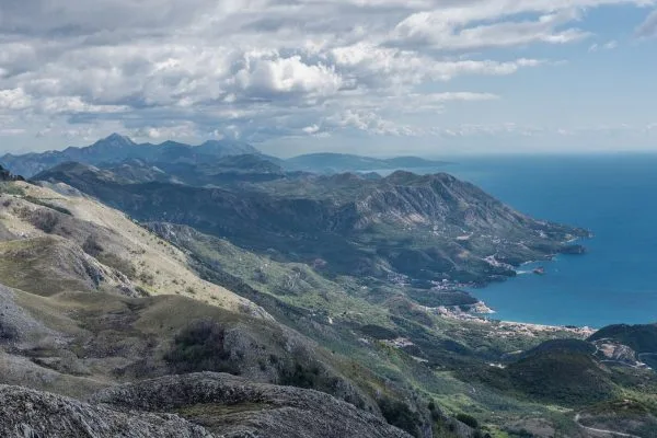Черногорският бряг, където планините срещат морето