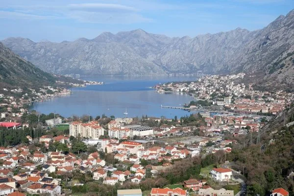 Панорама на Котор, сгушен в подножието на планините