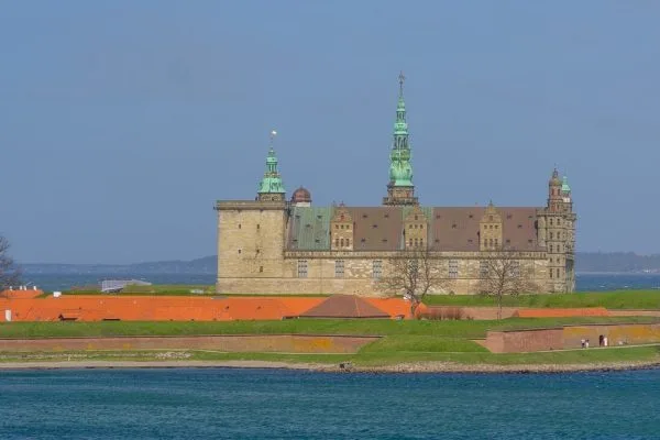 Замъкът Кронборг край брега на Дания