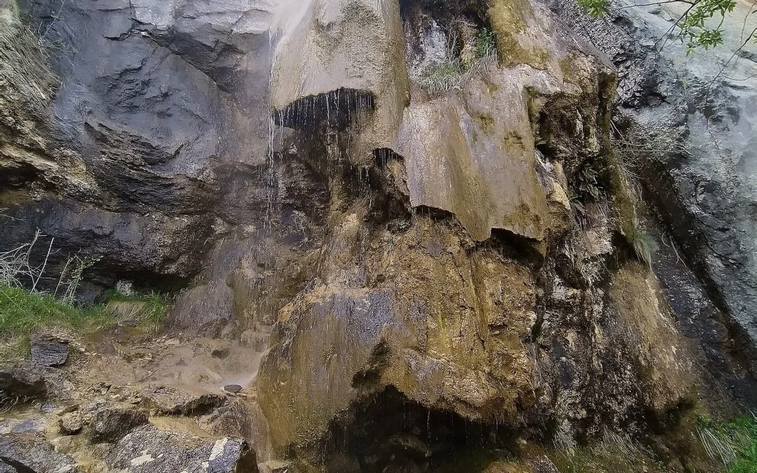 Водопадът Добравишка Скакля се спуска по стръмна скална стена