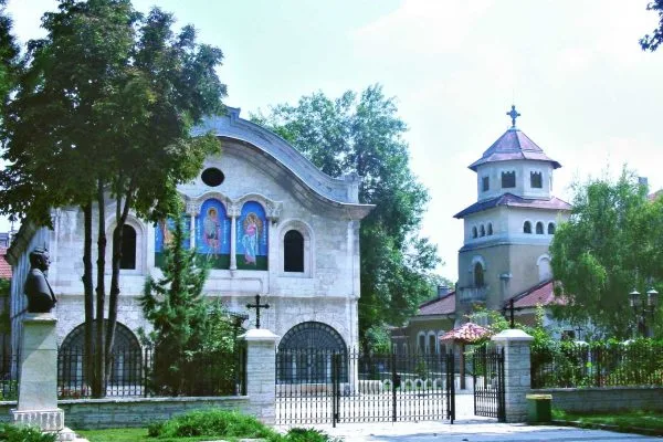 Възрожденска църква сред зеленината в Добрич