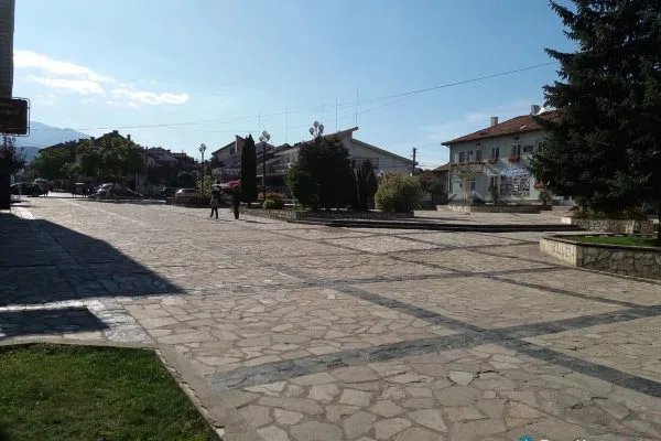 Централният площад на Добринище