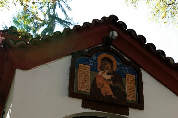 Икона на Света Богородица над входа на манастира