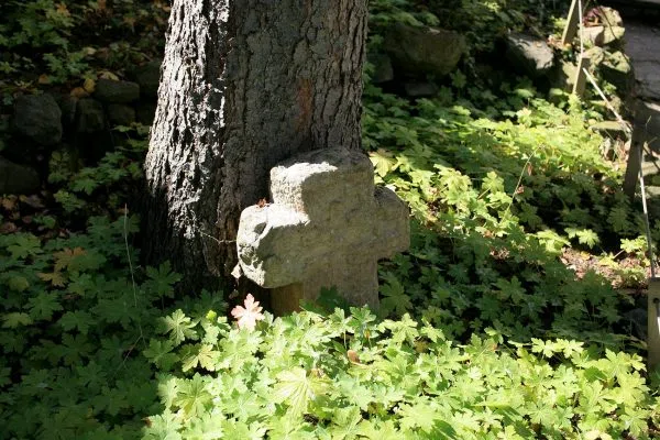 Каменен кръст в двора на Драгалевския манастир