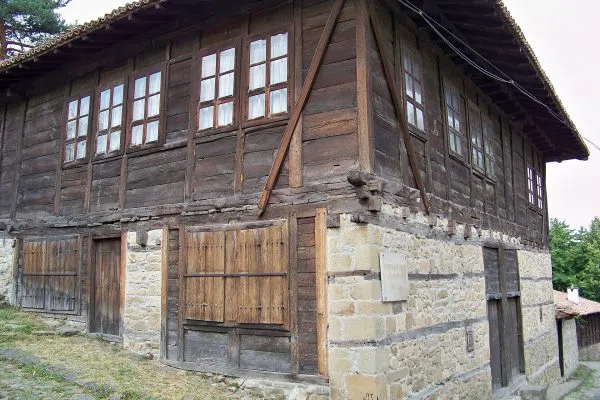 Природа и архитектура в Елена