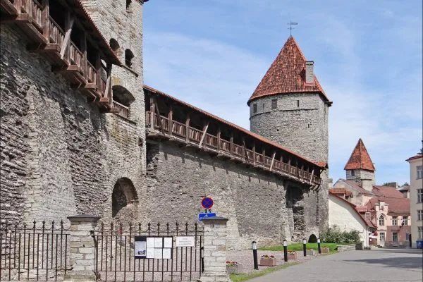 Средновековните крепостни стени и кули на стария Талин