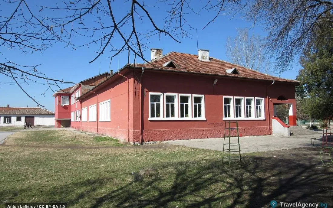 Червената сграда на училището в Главиница под голите зимни клони
