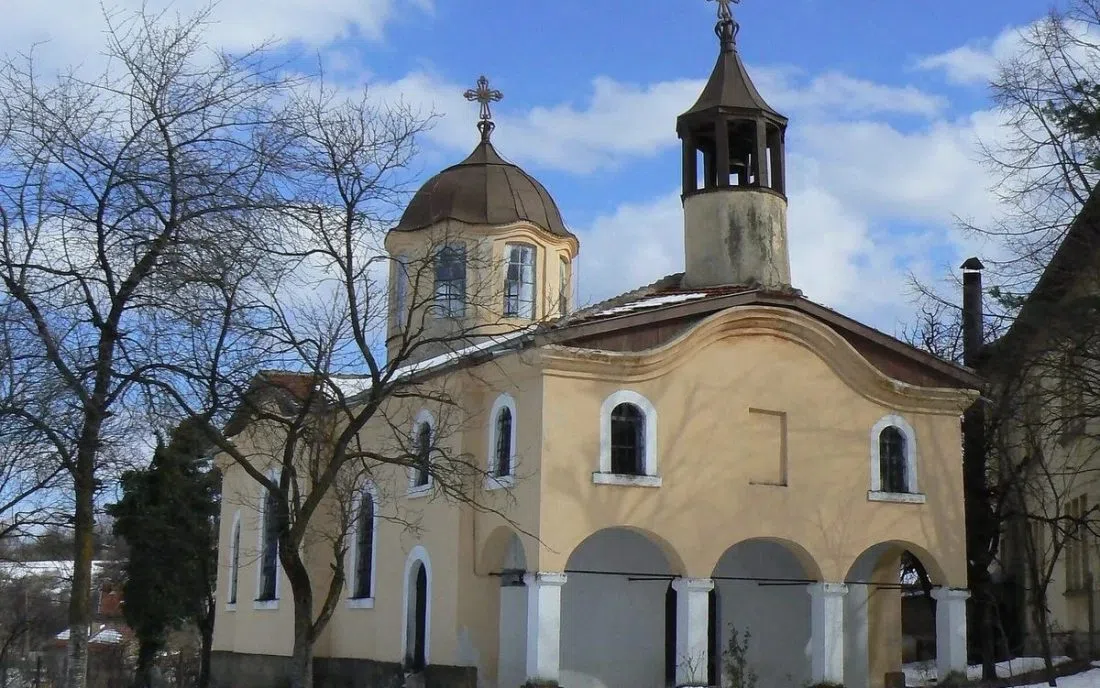 Селски храм през зимата край Голец