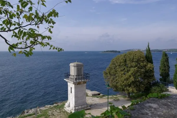 Морски фар пази островите край хърватския бряг