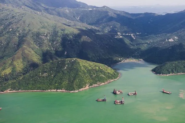 Зелените брегове на остров Лантау край тюркоазеното море