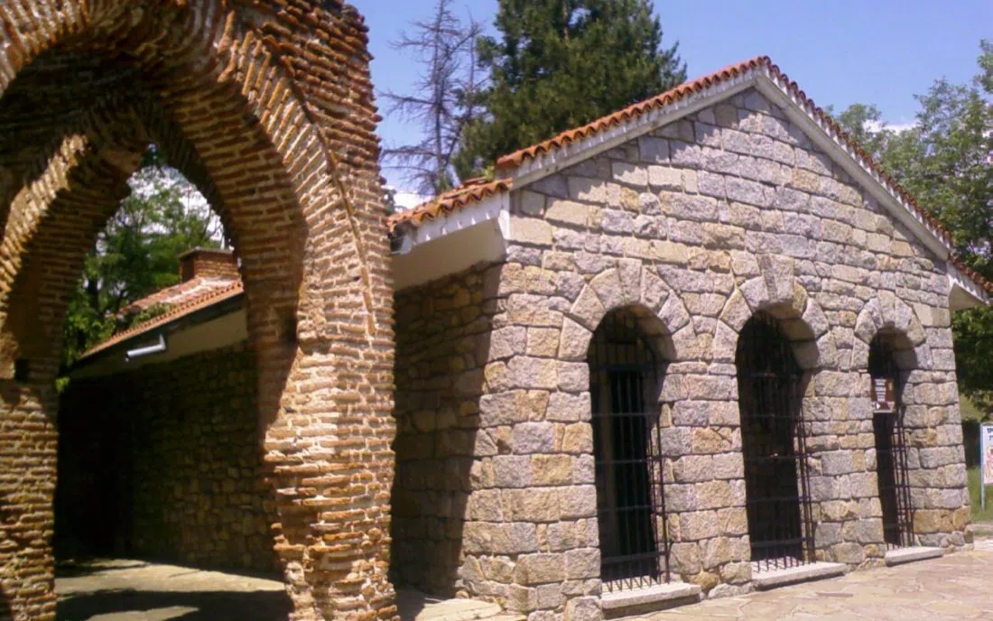 Казанлъшката тракийска гробница отвън