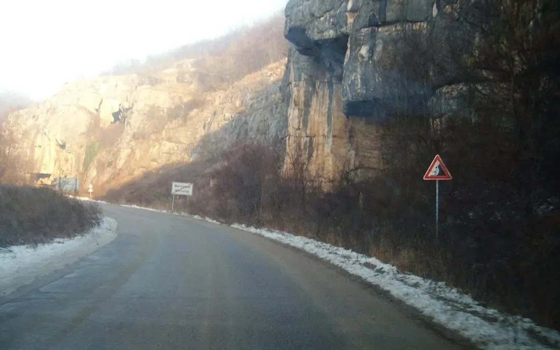 Балкански път под варовита скала край Копиловци