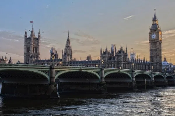 Биг Бен и сградата на Парламента над Темза под златното вечерно небе