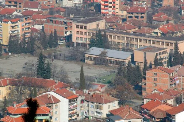 Червените покриви на Петрич под склона, прорязани от улиците