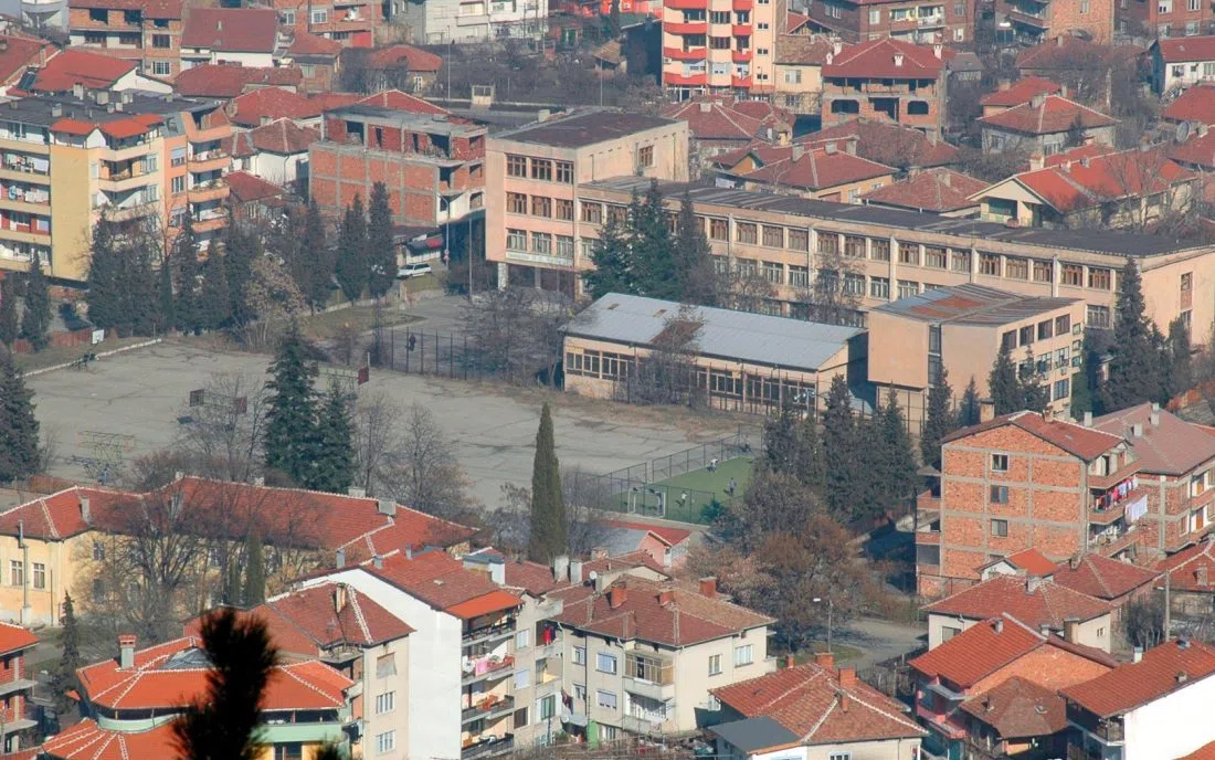 Червените покриви на Петрич под склона, прорязани от улиците