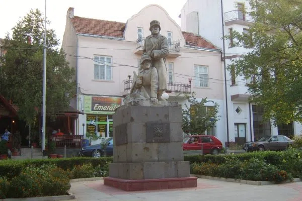 Каменен паметник сред площада пред градските сгради в Петрич