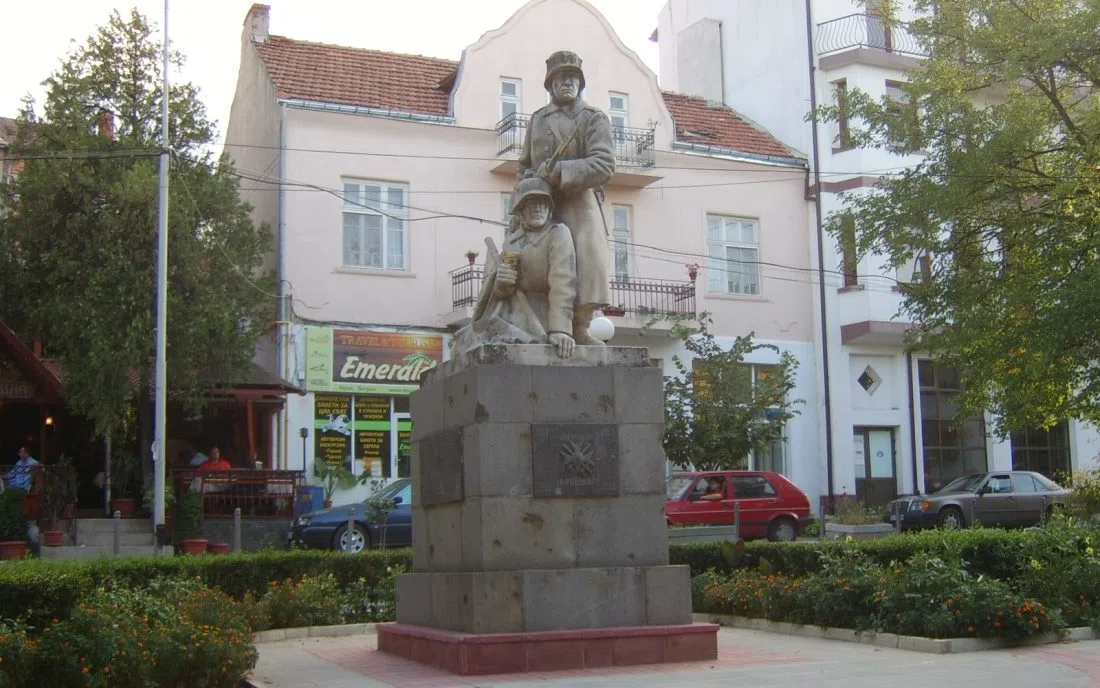 Каменен паметник сред площада пред градските сгради в Петрич