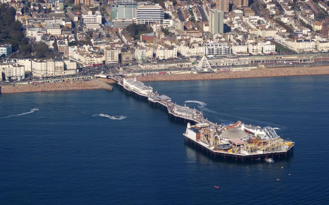 Дървеният пристан на Брайтън, протегнат навътре в морето
