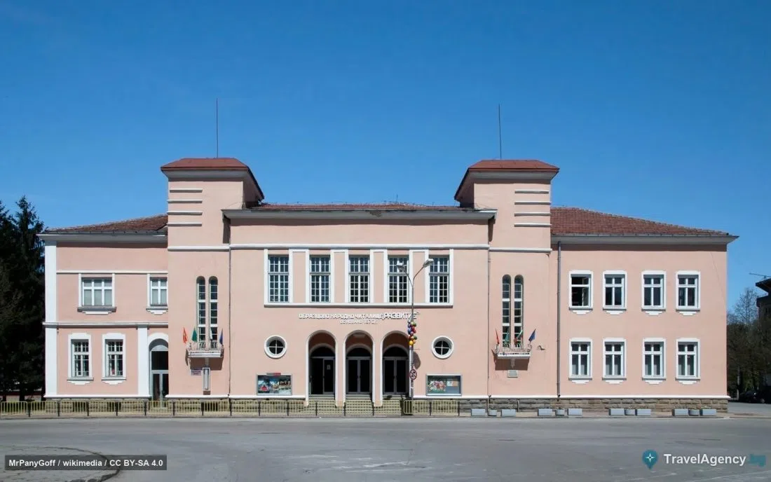 Читалището на централния площад в Севлиево