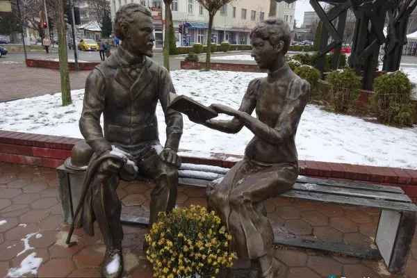 Паметник на Пенчо Славейков и Мара Белчева