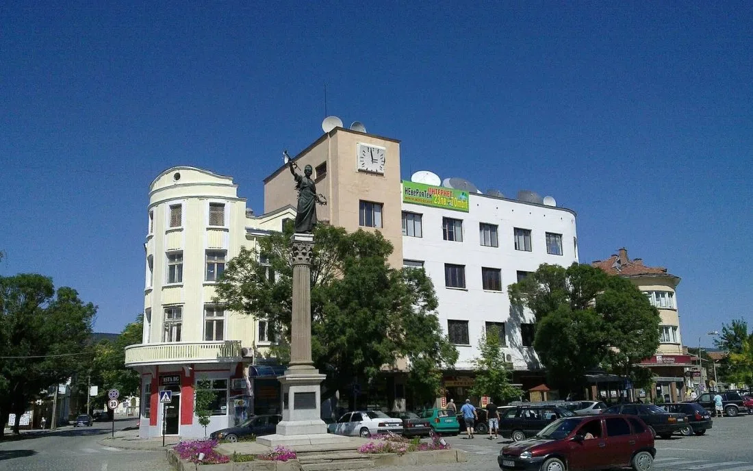 Паметникът на свободата в центъра на Севлиево