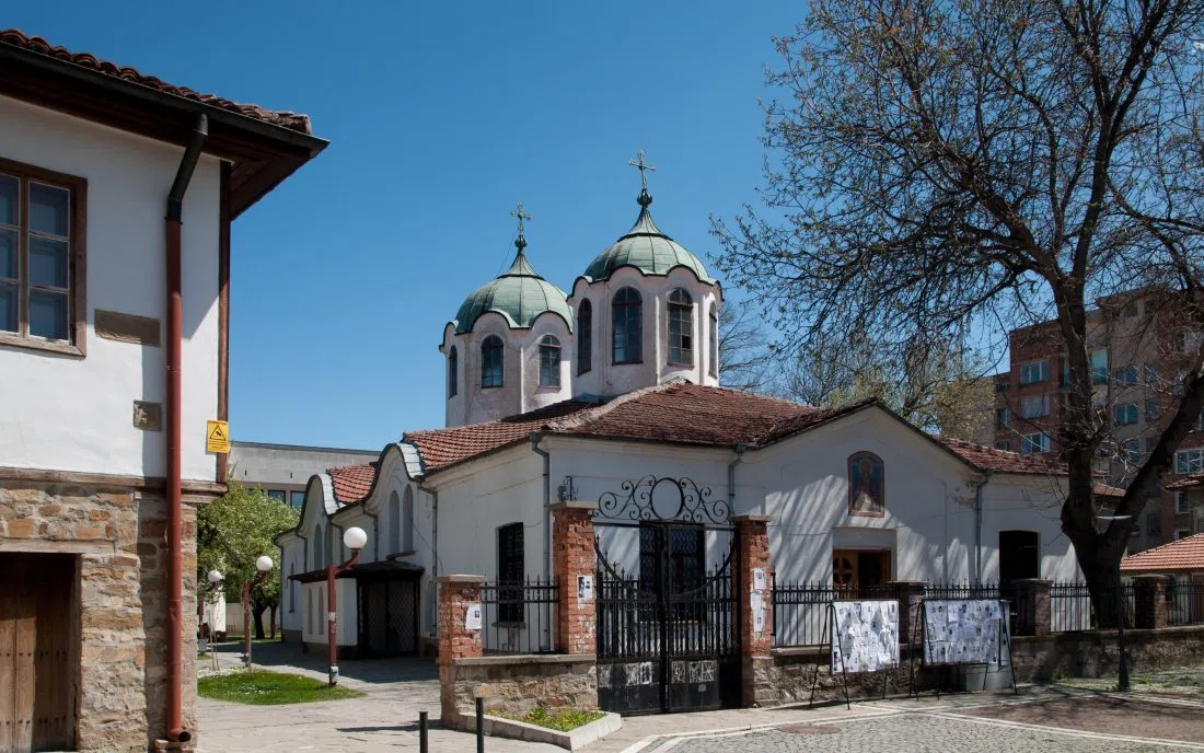Църквата Свети Илия в Севлиево с двата зелени купола