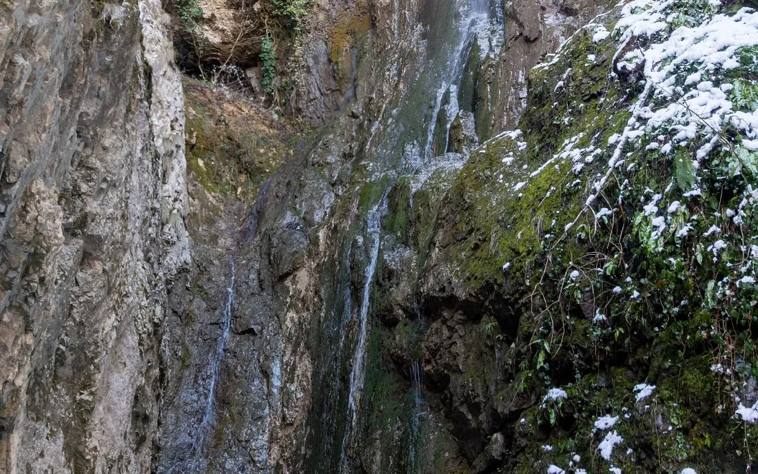 Бистра вода се пени между скалите на Тетевенските водопади