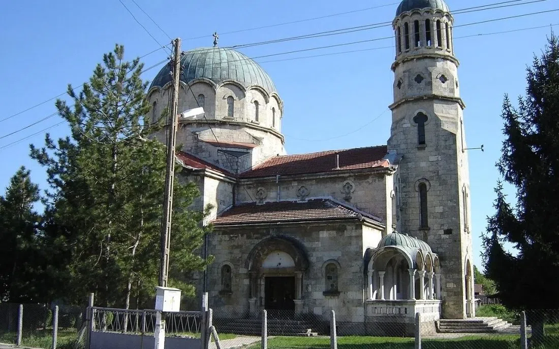 Каменна православна църква с две кубета и висока камбанария във Вълчедръм