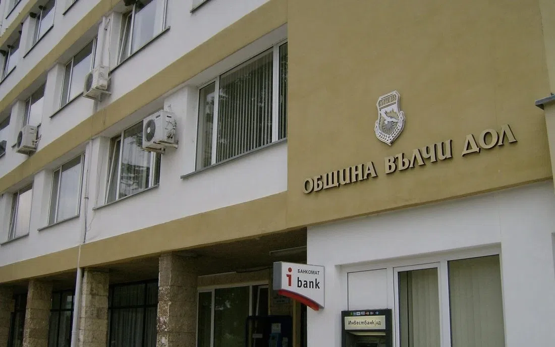 Сградата на община Вълчи дол с герба на града
