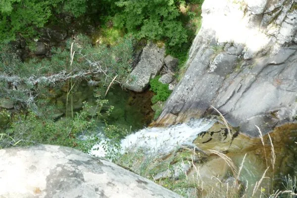 Влахински водопад се хвърля от висока пиринска канара