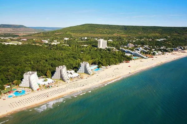 Плажът на Албена с редиците хотели край зеленината и синьото Черно море
