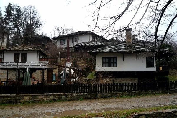 Възрожденски къщи с каменни покриви в резервата Боженци