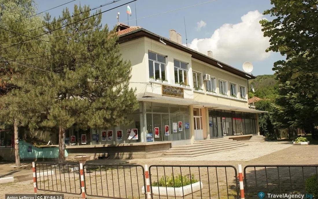 Сградата на читалище Христо Ботев на площада в Долни Вит