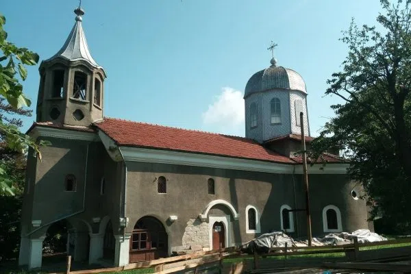 Православната църква в Дебелец с камбанария и посребрен купол