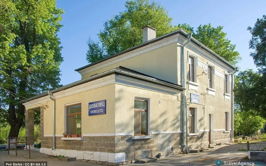 Гаровата сграда в Дебелец с синята табела на перона