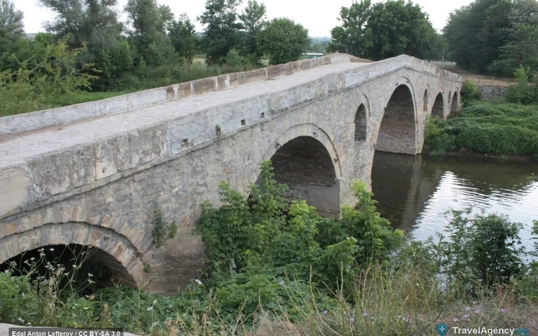Стар каменен мост с редица сводове над река край Дебелец