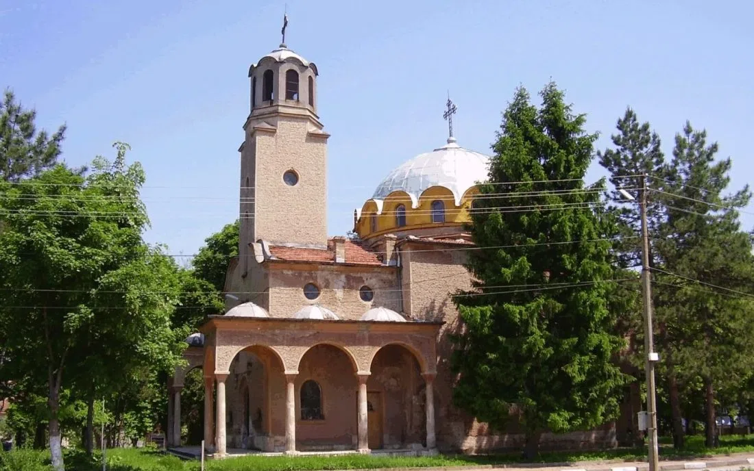 Каменната църква Свети Димитър с бяло кубе и камбанария в Долна Митрополия