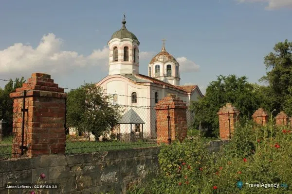 Църквата в село Крушовене с два купола сред макове