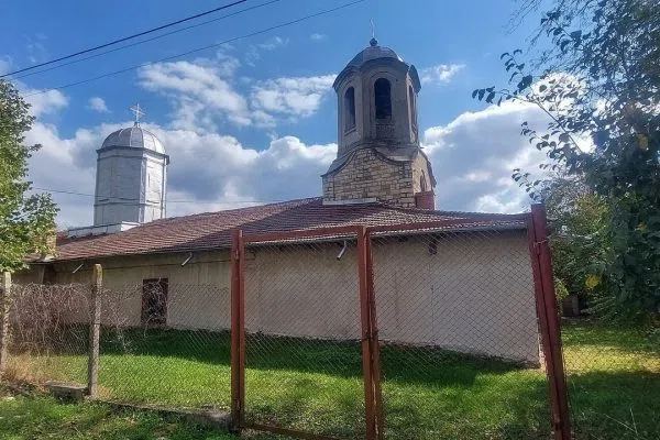 Каменният храм Успение Богородично с два купола в Долна Оряховица