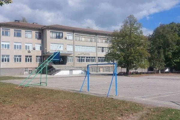 Триетажната сграда на основното училище с широк двор в Долна Оряховица