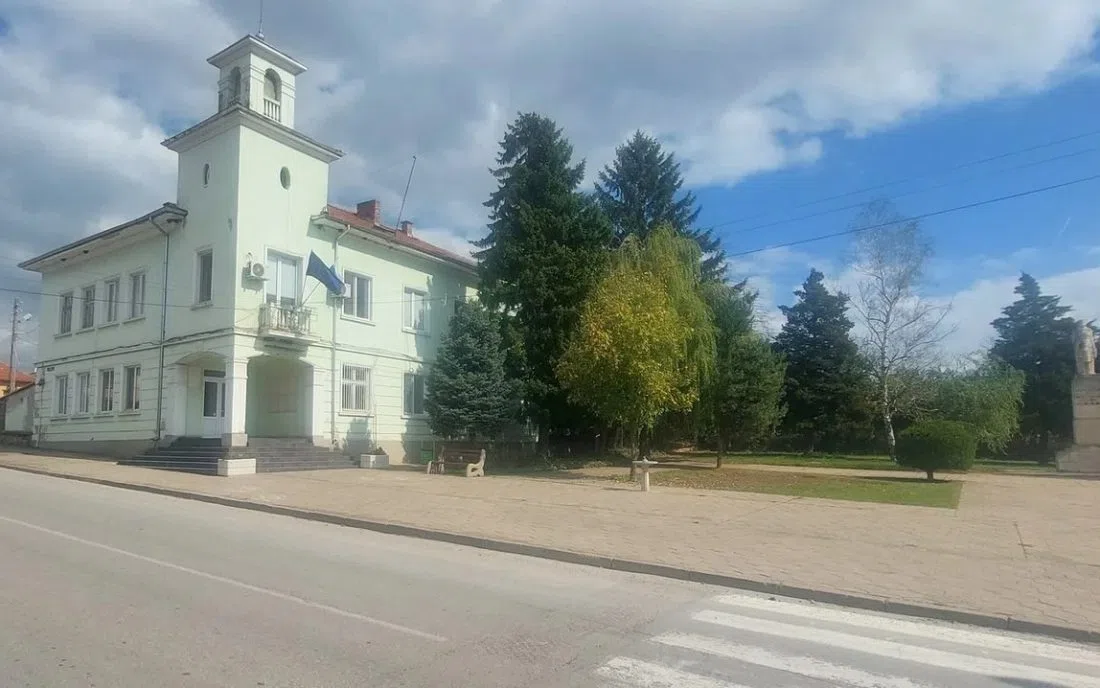 Сградата на кметството с часовникова кула на площада в Долна Оряховица