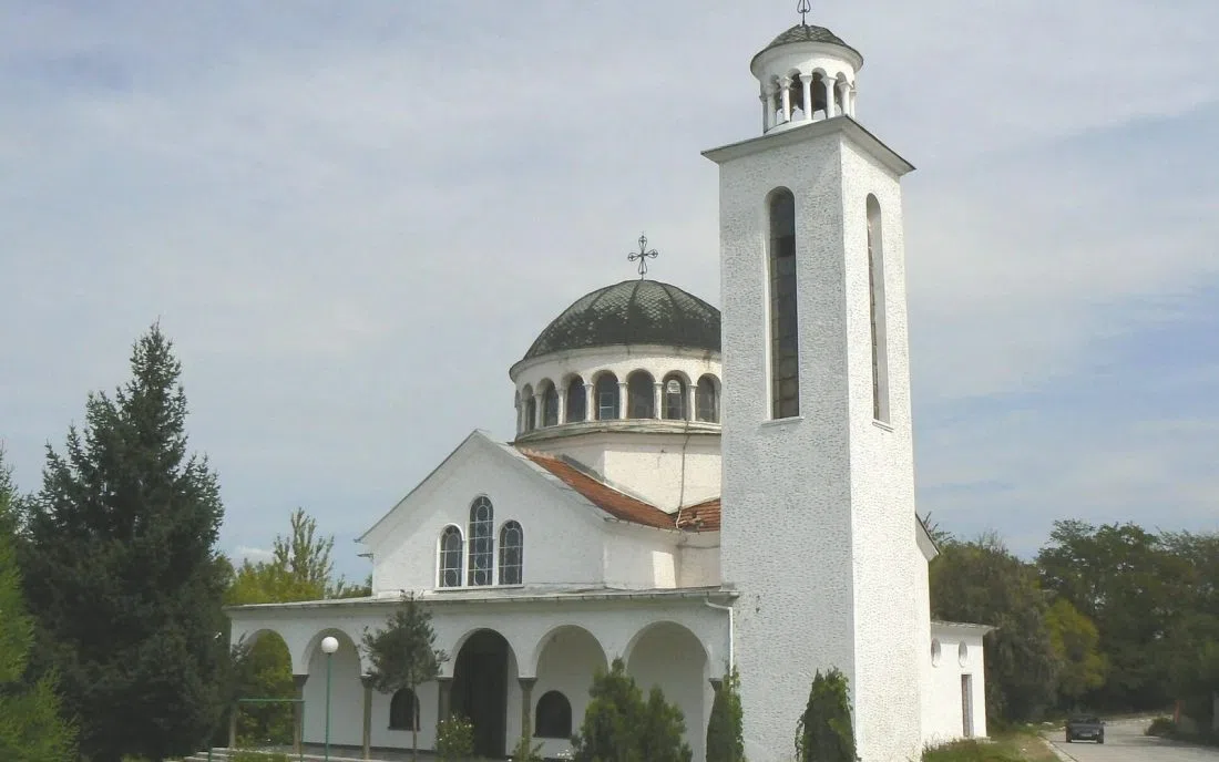 Бяла православна църква с купол и камбанария в Долни Дъбник