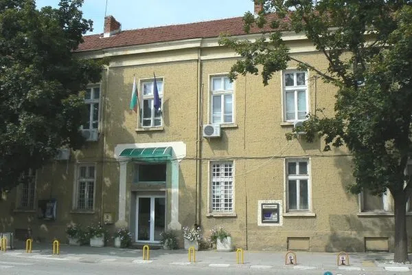 Сградата на кметството с българското и европейското знаме в Долни Дъбник