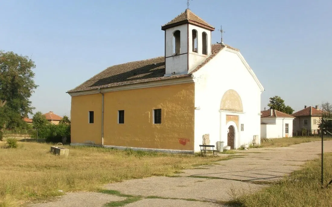 Църквата Рождество на Пресвета Богородица в Дунавци с бяла камбанария