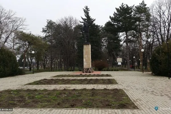 Бронзов паметник на войводата Филип Тотю сред парка на Две могили