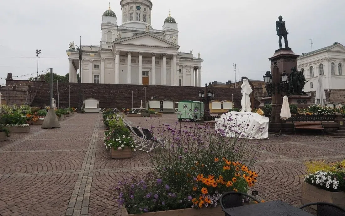 Сенатският площад в Хелзинки с цветя